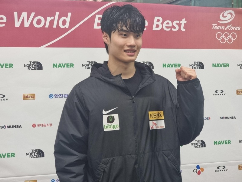 (울산=연합뉴스) 12일 오후 울산문수실내수영장에서 열린 제103회 전국체전 남자 일반부 자유형 100m 결승전 후 황선우가 취재진 질의에 답하고 있다.