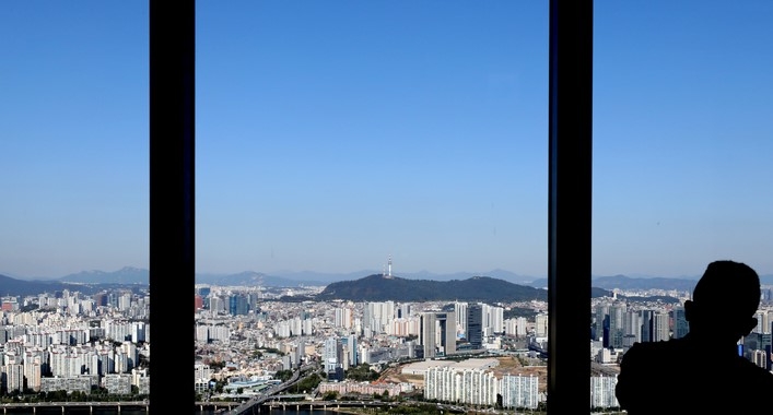 맑은 가을 날씨를 보인 지난 12일 오후 서울 영등포구 63아트에서 바라본 서울 도심 위로 파란 가을하늘이 펼쳐져 있다.