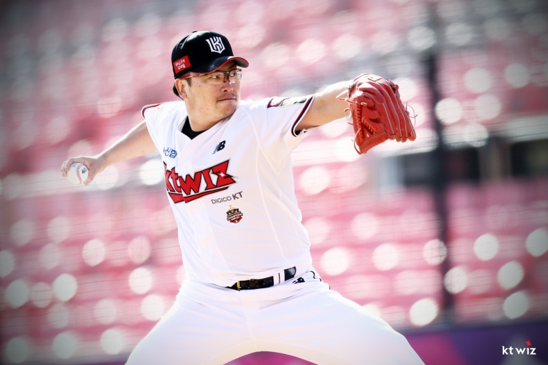 전유수가 역투하는 모습