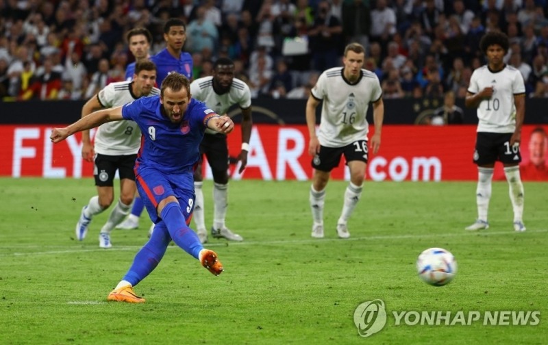 페널티를 차고 있는 해리 케인