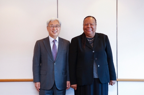 삼성전자 CR담당 이인용 사장(사진 왼쪽)이 12일 서울에서 그레이스 날레디 만디사 판도 남아프리카공화국 국제협력부장관을 만나 삼성전자 CSR 활동을 소개하고 '2030 부산세계박람회' 유치 지지를 요청했다.
