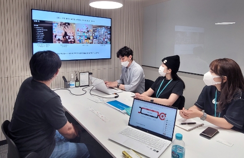 LG유플러스는 임직원이 직접 신사업 아이디어를 제안하는 ‘LGU+ 사내벤처’ 제도를 운영한다. 사진은 사내벤처에 선발된 직원들이 모여 아이디어를 공유하고 향후 계획을 논의하는 모습.