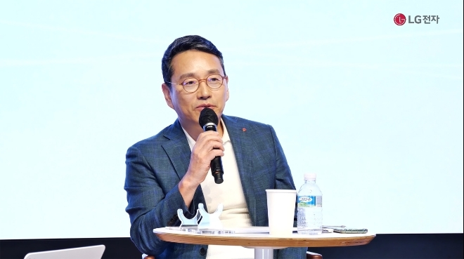 LG전자 조주완 사장이 '고객에게 사랑받는 브랜드가 되기 위해'라는 주제로 진행한 ‘CEO F.U.N Talk’에서 구성원들의 질문에 답하고 있다. (사진 = LG전자 제공)