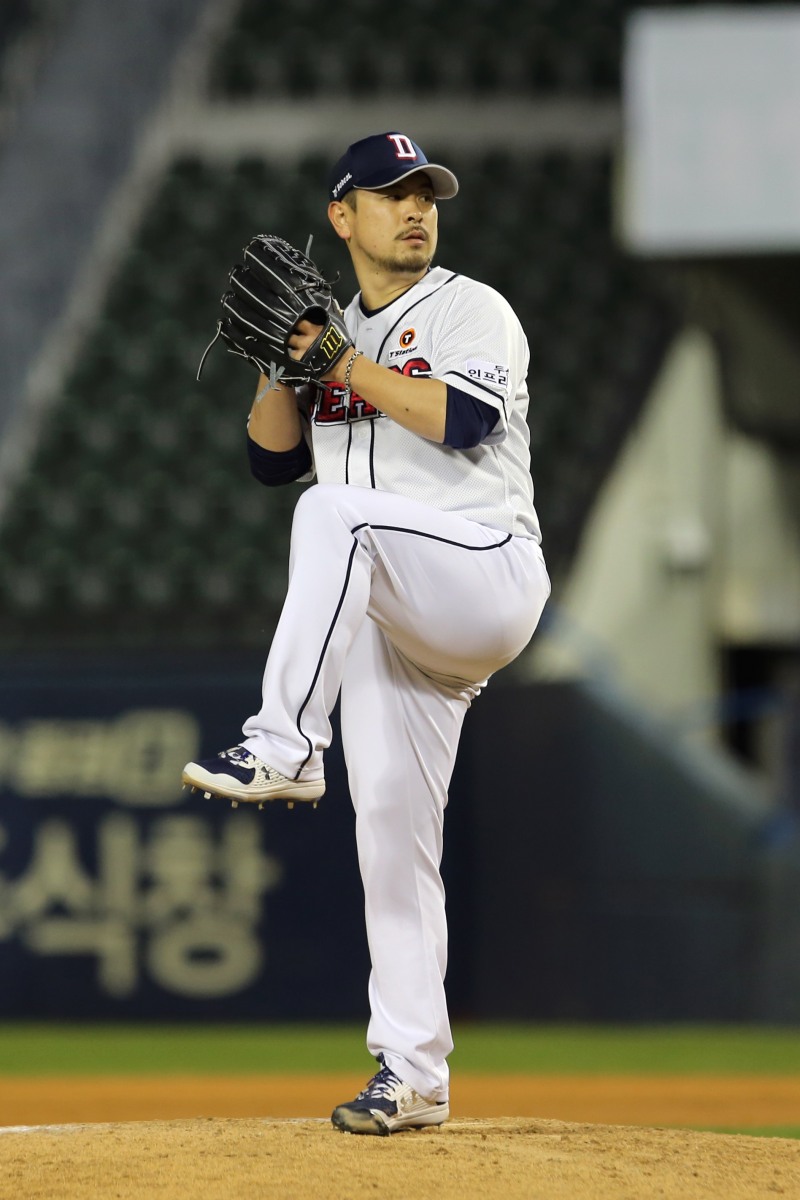 2023년 재계약 불가 통보를 받은 투수 윤명준