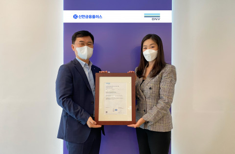 왼쪽부터 신한금융플러스 이성원 대표와 DNV Business Assurance 이소영 대표가 ISO27001 인증식에서 기념 촬영을 하고 있다
