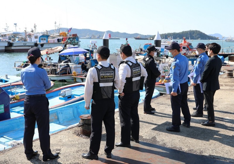 목포해경과 유관기관이 지난 12일 목포 북항에서 정박 선박 현장점검을 실시하고 있다 (사진제공 = 목포해양경찰서)