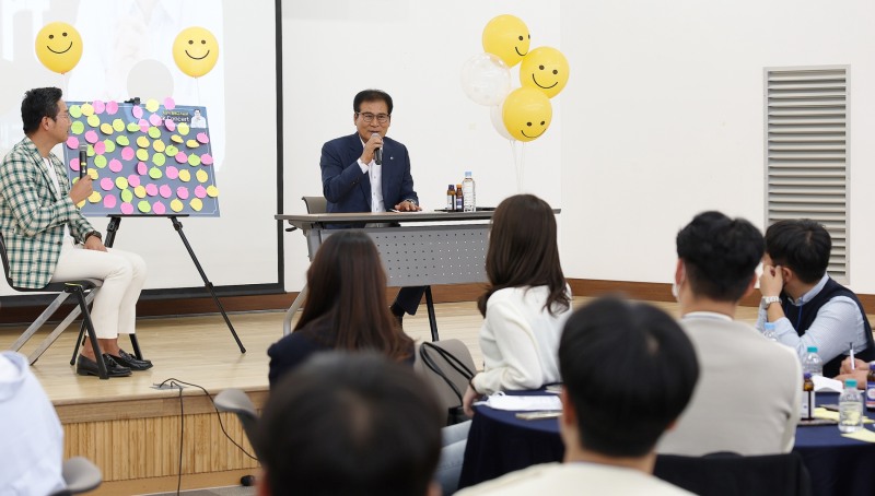 이상익 군수가 11일 토크콘서트에 참석해 직원들과 소통하는 모습 (사진제공 = 함평군)
