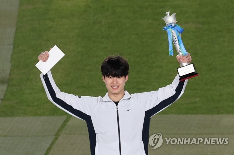 (울산=연합뉴스) 13일 오후 울산종합운동장에서 열린 제103회 전국체육대회 폐회식에서 황선우가 최우수 선수상(MVP)을 양종구 한국체육기자연맹 회장에게 받은 뒤 기념촬영하고 있다.