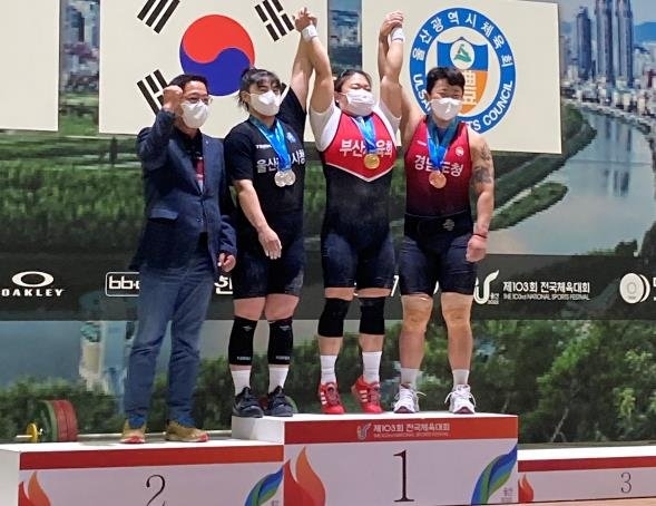 (울산=연합뉴스) 김수현(오른쪽 두 번째)이 지난 10일 울산전시컨벤션센터에서 열린 제103회 전국체육대회 역도 여자 일반부 76㎏급 경기에서 3관왕에 오른 뒤 다른 메달리스트와 기념 촬영하고 있다.