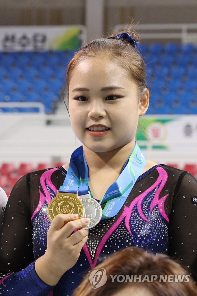 (울산=연합뉴스) 8일 오후 울산 중구 동천체육관에서 열린 제103회 전국체육대회 기계체조 여자일반부 개인종합에서 1위를 차지한 여서정(수원시청)이 금메달을 받은 뒤 기념촬영하고 있다. 여서정은 이날 여자일반부 단체전 2위를 차지하며 은메달도 목에 걸었다.