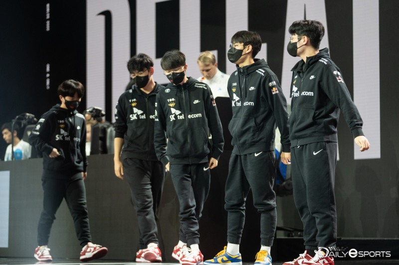 A조 1위에 오른 T1.