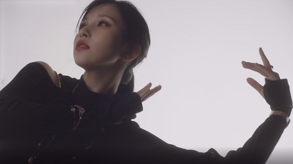 “블랙스완 그 자체” 트와이스 미나, 메트로시티 22FW 캠페인 영상 공개