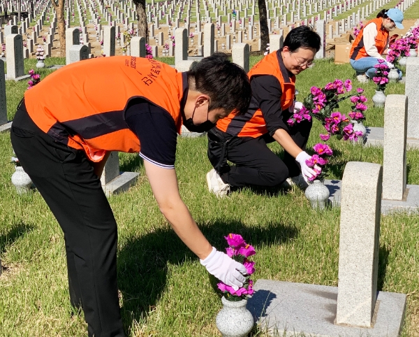 미래에셋생명, 국군의 날 맞아 10월 현충원 묘역정화 봉사 실시