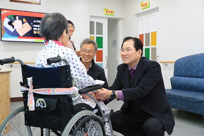신우철 완도군수가 지난 설 명절 때 요양원에 계시는 어르신들 위문하는 모습 (사진제공 = 완도군)