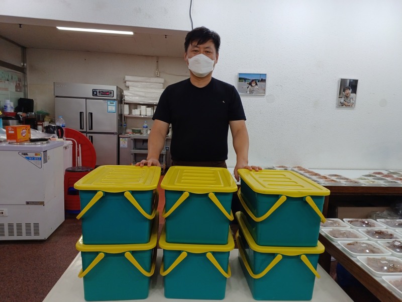 취약계층들을 위한 반찬 전달 모습 (사진제공 = 군산시)