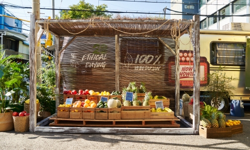 사진=(좌) 러쉬코리아 국내 1호 매장 외관을 재현한 입구 (우) 러쉬코리아 브랜드 코어밸류 ‘신선함’을 알리는 마켓 부스 모습