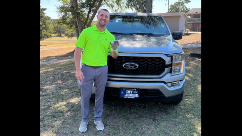 홀인원 상품 트럭 옆에서 포즈를 취한 저스틴 캘리겟