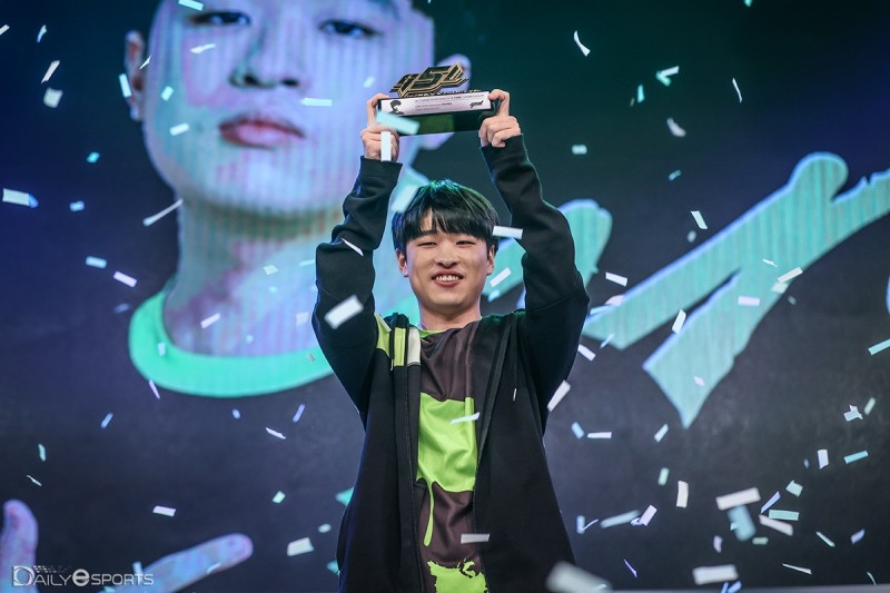 GSL 5회 우승 트로피를 든 조성주.