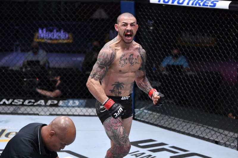 밴텀급 데뷔전에서 TKO패한 컵 스완슨(사진=UFC)