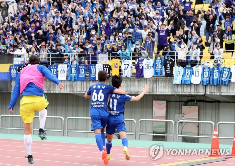 (춘천=연합뉴스) 16일 강원 춘천시 송암스포츠타운에서 열린 프로축구 하나원큐 K리그1 강원FC와 울산 현대의 경기.울산 엄원상이 동점골을 성공한 뒤 관중석을 향해 환호하고 있다.