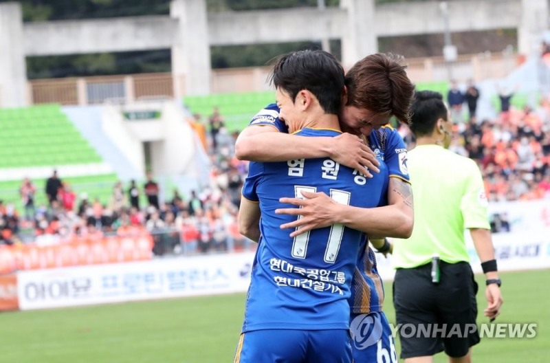 (춘천=연합뉴스) 16일 강원 춘천시 송암스포츠타운에서 열린 프로축구 하나원큐 K리그1 강원FC와 울산 현대의 경기.울산 엄원상이 동점골을 성공한 뒤 설영우와 포옹하고 있다.