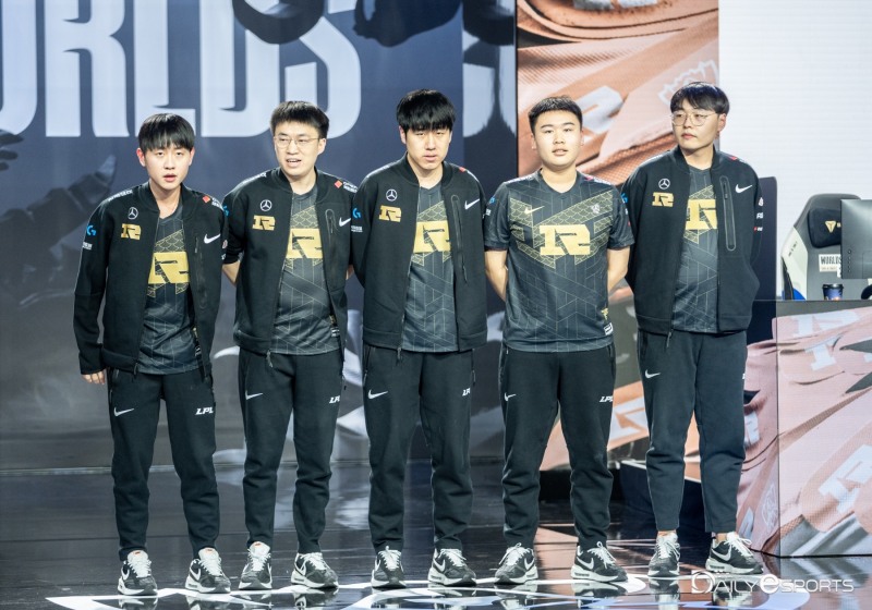 로열 네버 기브 업.