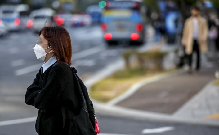 쌀쌀한 날씨를 보인 지난 13일 오전 서울 종로구 광화문광장에서 시민이 이동하고 있다.