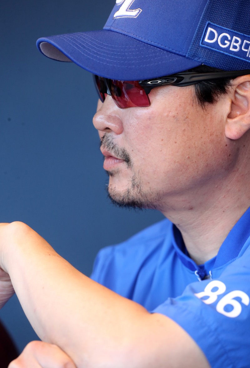 김한수 전 삼성 라이온즈 감독이 이승엽 두산 체제의 두산 베어스 수석코치로 자리를 옮겼다.