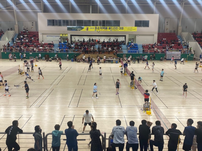 하니움문화스포츠센터 실내체육관에서 배드민턴대회 경기를 하는 모습 (사진제공 = 화순군)
