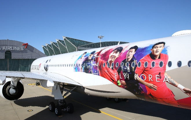 아시아나항공은 ‘축구국가대표팀’의 이미지를 담은 래핑 항공기를 선보였다고 17일 밝혔다. 사진은 아시아나항공이 이날 인천국제공항 격납고에서 선보인 아시아나항공 A350 항공기에 랩핑된 축구국가선수대표의 모습. (사진 = 아시아나항공 제공)