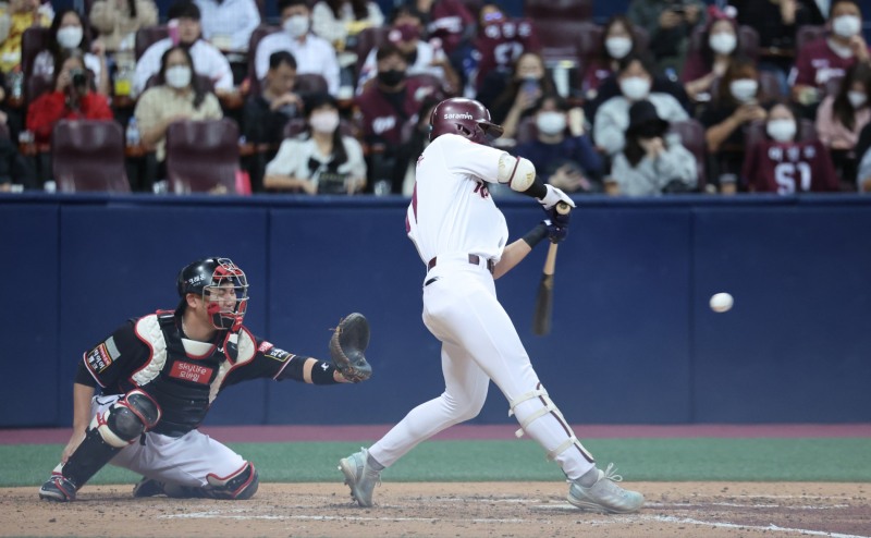 이정후는 17일 준플레이오프 2차전 kt와의 경기에서 4회 중전안타를 날려 포스트시즌 15경기 연속 안타 신기록을 세웟따.