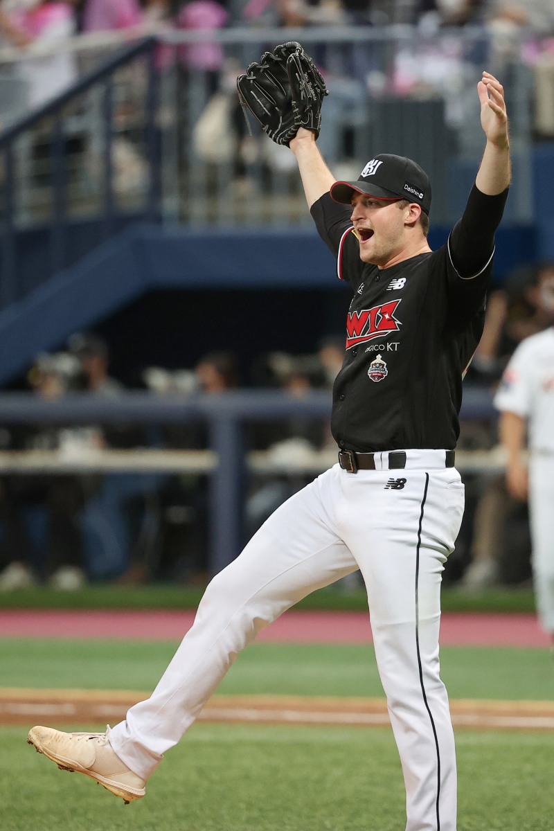 kt 벤자민이 5회말 송성문의 깊숙한 좌익수쪽 타구를 알포드가 펜스에 부딪지며 잡아내는 호수비를 펼치자 환호하고 있다. 이날 벤자민은 7이닝 9탈삼진 무실점의 완벽피칭으로 kt 승리의 일등 공신이 됏다.