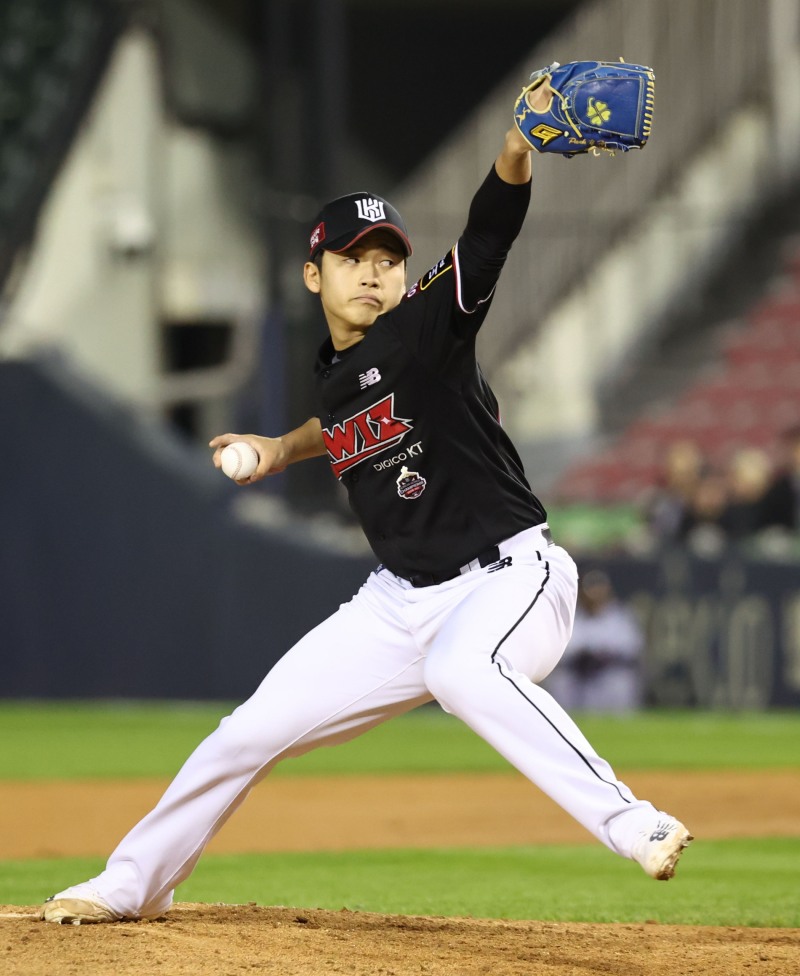 고졸 신인 박영현은 선발 벤자민의 뒤를 이어 8회에 등판해 이정후-김혜성-푸이그로 이어지는 키움의 중심타선을 맞아 2이닝 무실점의 퍼펙트 피칭으로 포스트시즌 최연소 세이브를 기록했다.