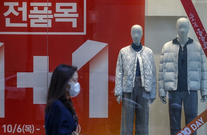 서울 아침 기온이 7도까지 떨어지는 추운 날씨를 보인 지난 17일 오전 서울 중구 명동 한 의류매장에 패딩이 진열되어 있다.
