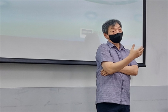 강의를 진행하고 있는 (사)한국창작스토리작가협회 회장 성인규