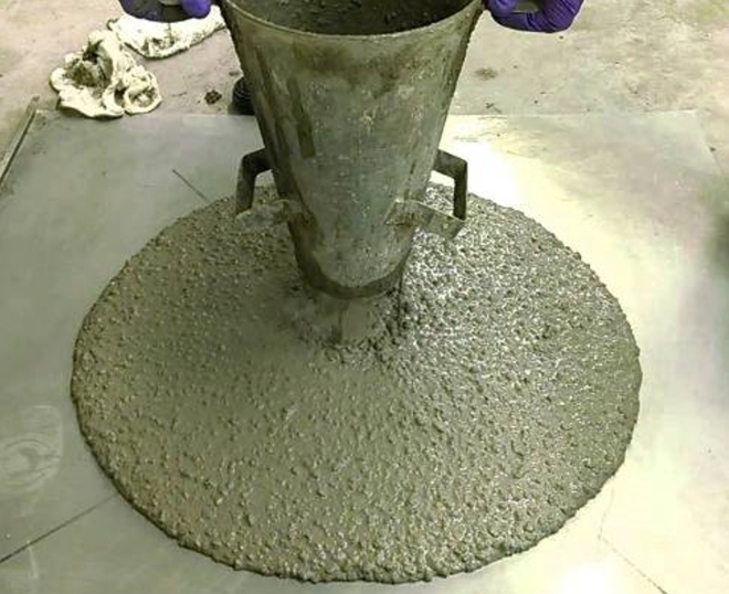 현대건설은 세계 최초로 유공유리분말을 활용한 고강도 콘크리트를 개발하고 현장에 적용했다고 18일 밝혔다. 유공유리분말은 미세한 분말 형태로 이루어진 구형의 신재료다. 사진은 현대건설이 유공유리분말을 활용한 고강도 콘크리트를 적용한 모습. (사진 = 현대건설 제공)