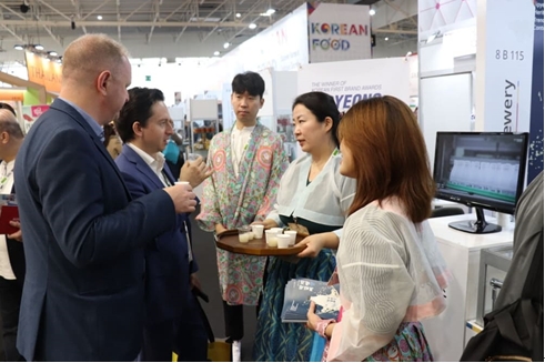 지평주조가 ‘SIAL Paris 2022’에 참가해 한국의 막걸리를 알리고 있다. / =지평주조 제공