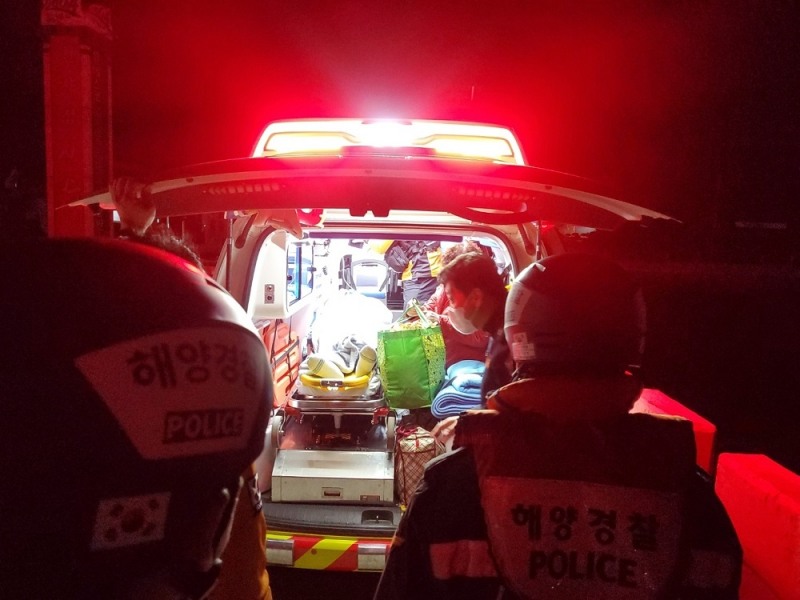 목포해경이 17일 오후 신안군 도초도에서 발생한 응급환자를 이송하고 있다 (사진제공 = 목포해양경찰서)