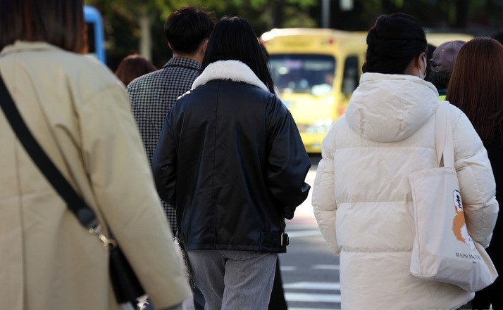 서울 아침 최저 기온이 4도까지 내려간 지난 18일 오전 서울 종로구 세종대로사거리 인근에서 시민들이 두터운 옷을 입고 이동하고 있다.