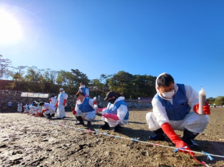 포스코건설이 해양경찰청과 함께 블루카본 보전 캠페인을 하고있다