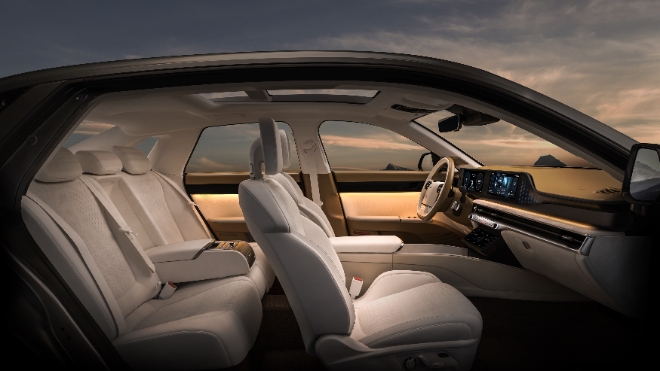 현대자동차는 수십 년간 대한민국 대표 세단의 자리를 지켜온 ‘디 올 뉴 그랜저’의 디자인을 19일 최초로 공개했다. 사진은 현대차가 공개한 '디 올 뉴 그랜저의 실내 모습. (사진 = 현대자동차 제공)