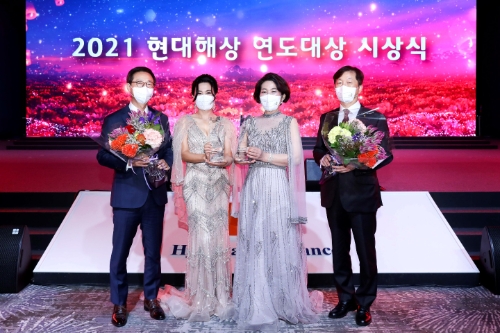현대해상은 18일 서울 워커힐 호텔에서 ‘2021 연도대상 시상식’을 개최했다. 시상식에 참석한 조용일 대표(왼쪽 첫 번째), 대리점부문 대상 이경희 씨(왼쪽 두 번째), 설계사부문 대상 이민숙 씨(왼쪽 세 번째), 이성재 대표(왼쪽 네 번째)가 기념사진을 촬영하고 있다.