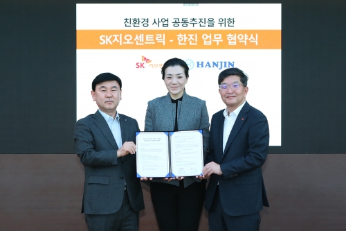 18일, 서울 종로구 SK 서린빌딩에서 진행된 업무협약식에서 (왼쪽부터) ㈜한진 노삼석 대표 사장, ㈜한진 조현민 미래성장전략 및 마케팅 총괄 사장, SK지오센트릭 나경수 사장이 사진촬영을 하고 있다