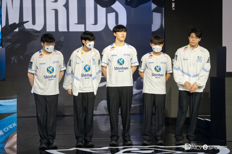 8강에서 EDG를 상대하는 디알엑스.