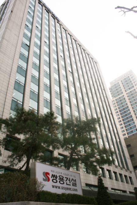 ‘해외 건설 명가’로 꼽히는 쌍용건설이 두바이투자청(ICD)의 품을 떠나 글로벌세아에게 안기게 됐다. 사진은 쌍용건설 본사의 모습. (사진 = 쌍용건설 제공)