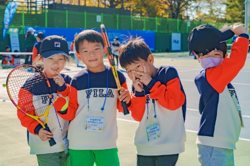 18일 경기도 고양시 소재 농협대학교에서 열린 매직테니스 교실에 참석한 학생들이 기념촬영을 하고 있다. /사진제공=NH농협은행