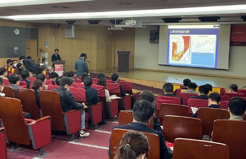 19일 '극한홍수대응 농업용 저수지 안전성 강화방안 마련'국회토론회에서 김용성 강원대 교수가 주제발표를 하고 있다. /사진제공=한국농어촌공사