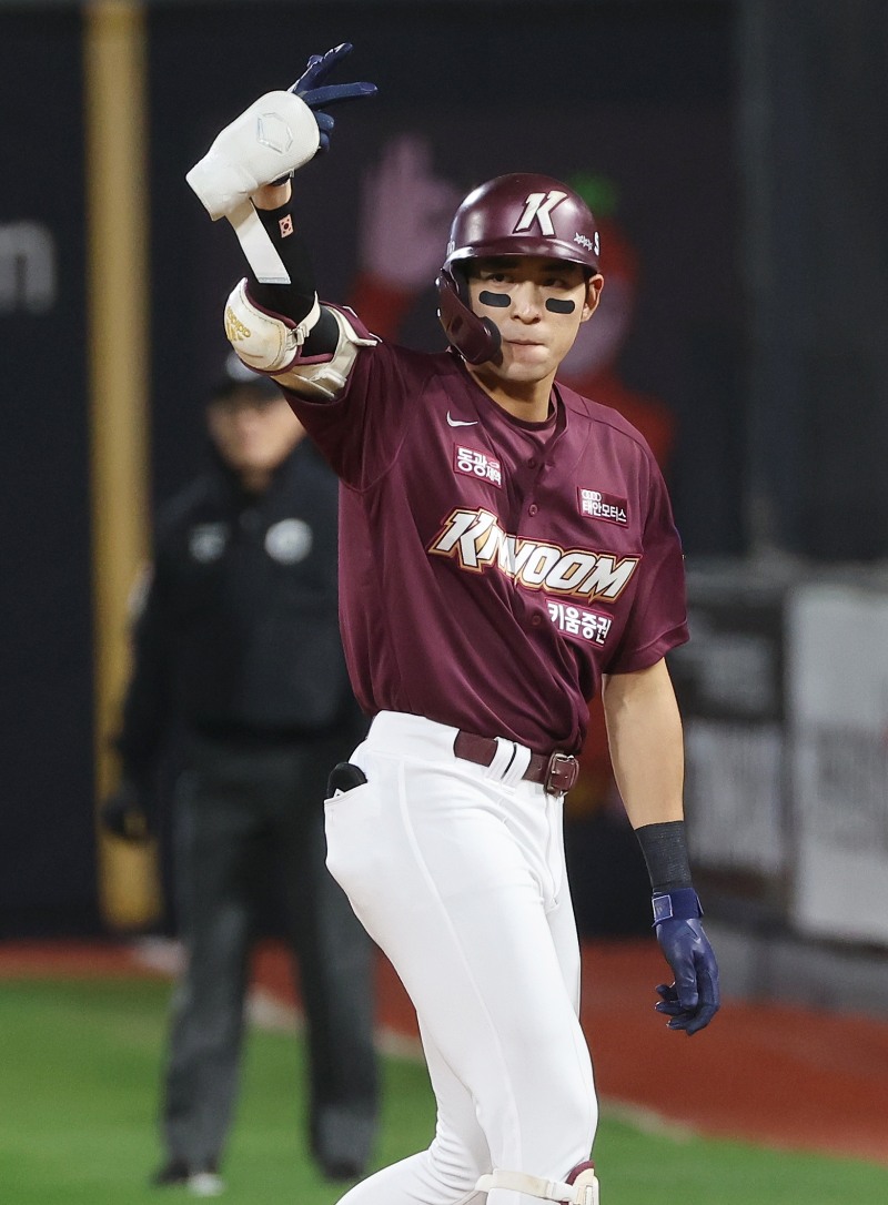 키움 이정후는 이날 1회부터 안타를 날려 포스트시즌 16경기 연속 안타로 이 부문 신기록 행진을 이어갔다.