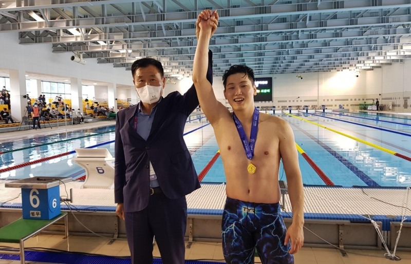 '핀수영의 박태환' 이관호. 올 전국체전에서 아시아 신기록을 깨고 금메달을 획득한모습이다.