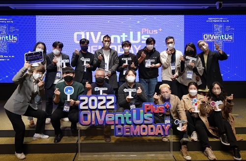 CJ와 창조경제혁신센터가 함께 하는 오벤터스플러스 데모데이에서 관계자들이 기념 사진을 찍고 있다. /사진제공=CJ